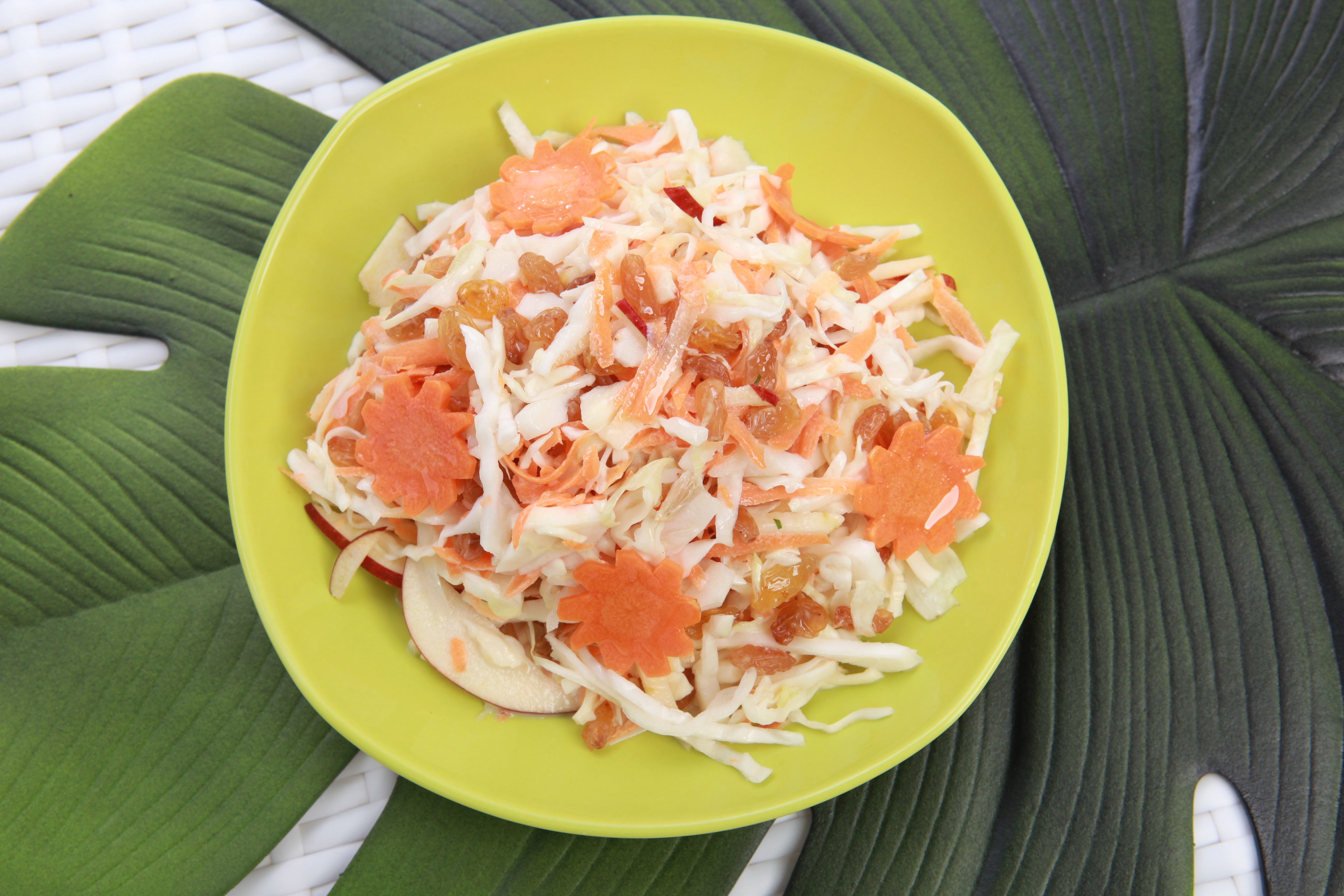 Raisins Apple Coleslaw Salad - سلطة كولسلو مع التفاح