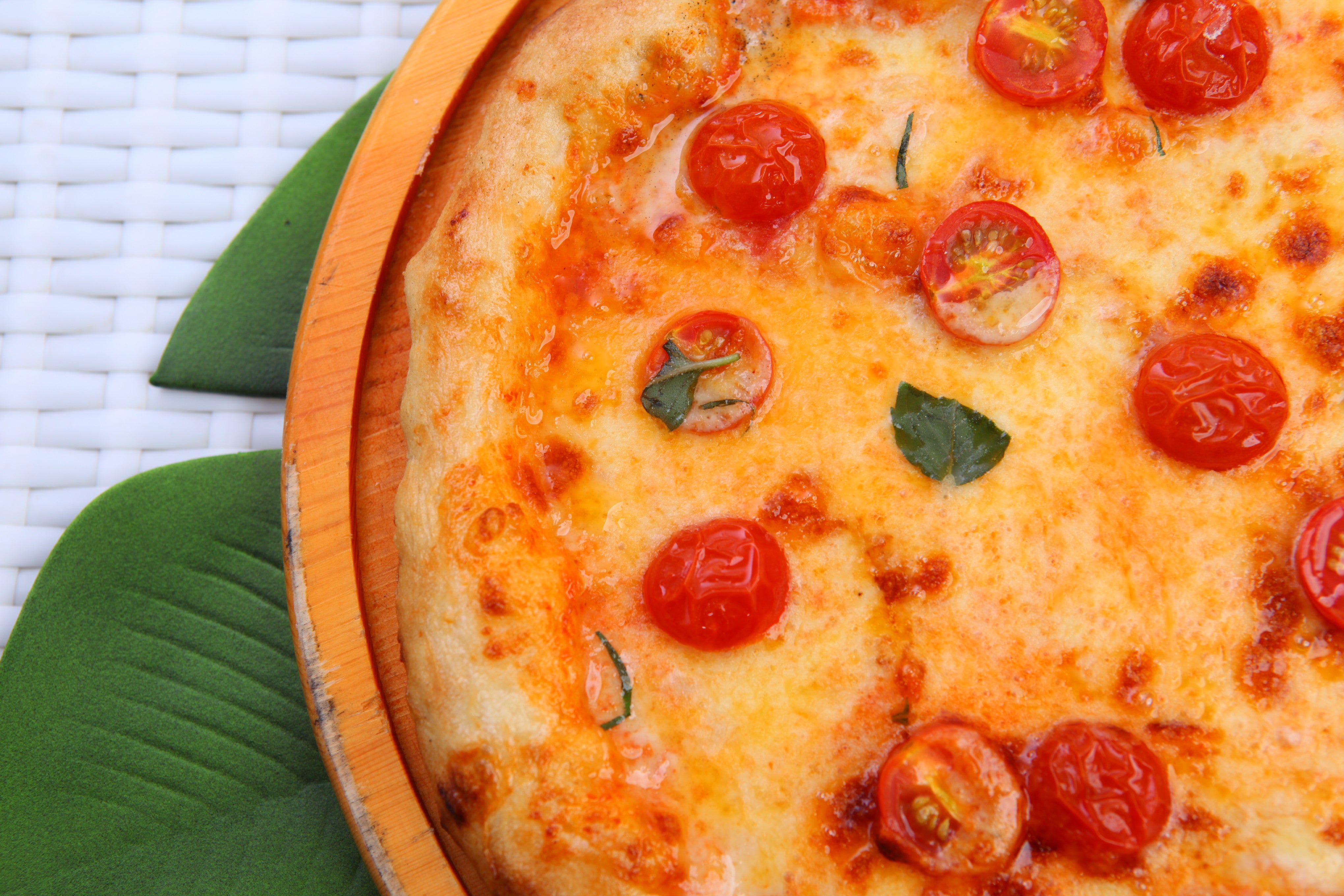 Margherita Pizza بيتزا مارجريتا Kiss Pizza Fired Wood Pizza I مطعم بوس البيتزا بيتزا على